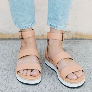 NWT CARA CITY SANDAL,camel